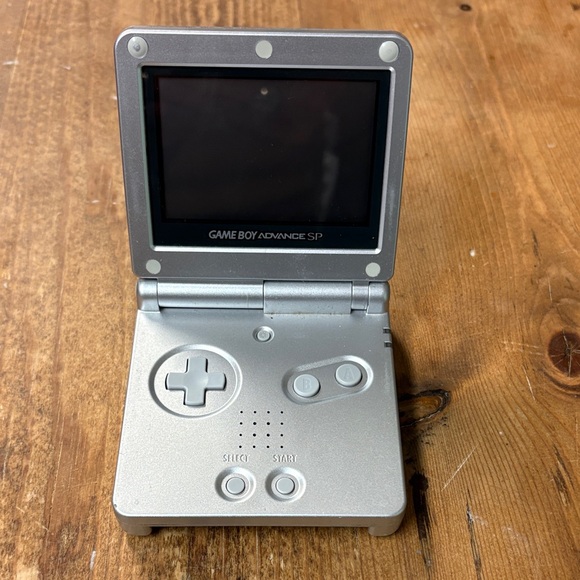 Nintendo Game Boy Advance SP - Metallic Silver - Picture 1 of 1